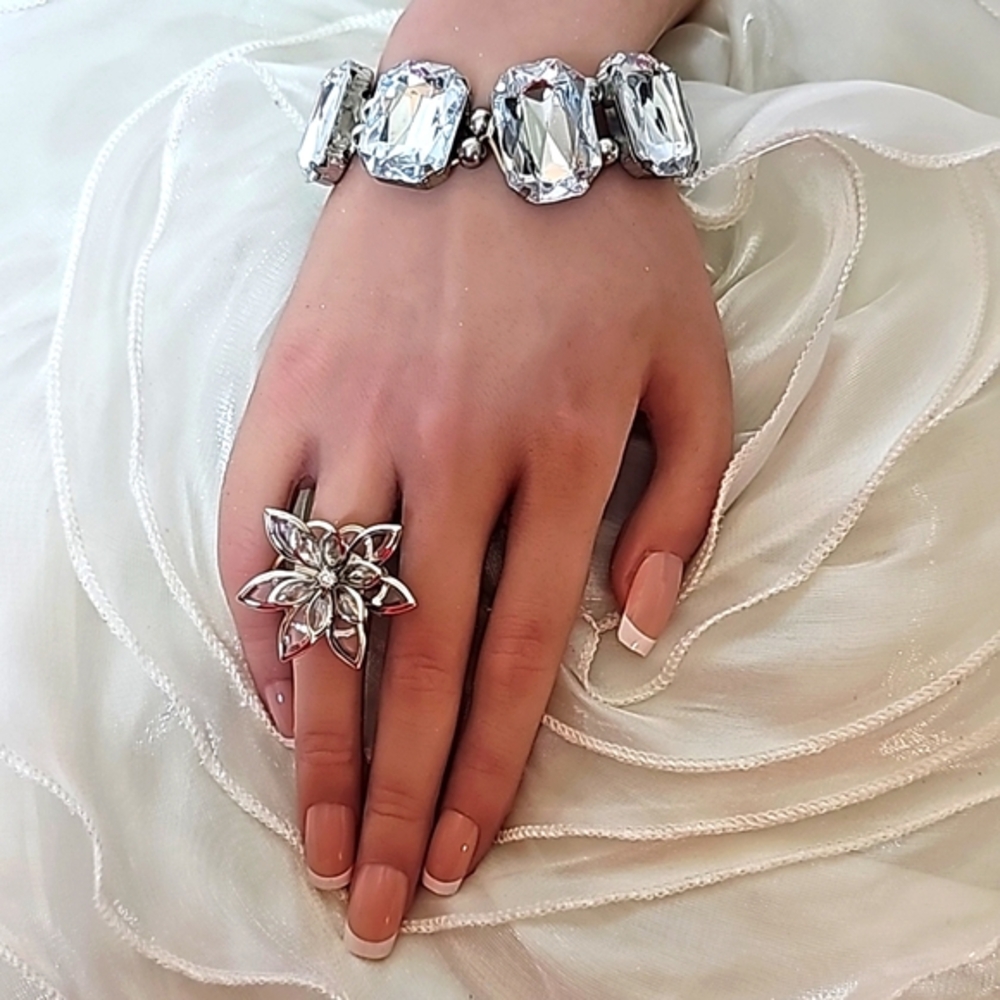Clear Rhinestone Flowered Ring With Adjustable Silver Band. Size: OS - Picture 4 of 9